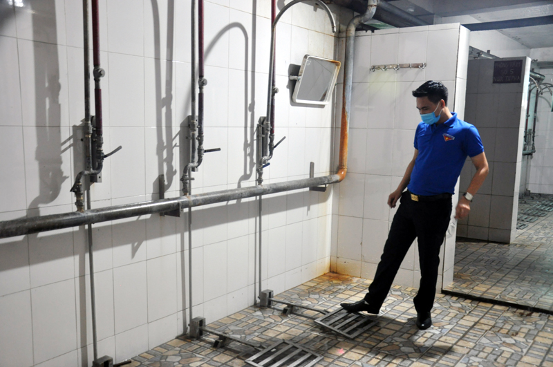 Anh Trần Văn Đại, Bí thư Đoàn Thanh niên Công ty giới thiệu công trình “Hệ thống vòi nước tắm có chế độ ngắt nước tự động” do tuổi trẻ đảm trách. Ảnh chụp ngày 13/3