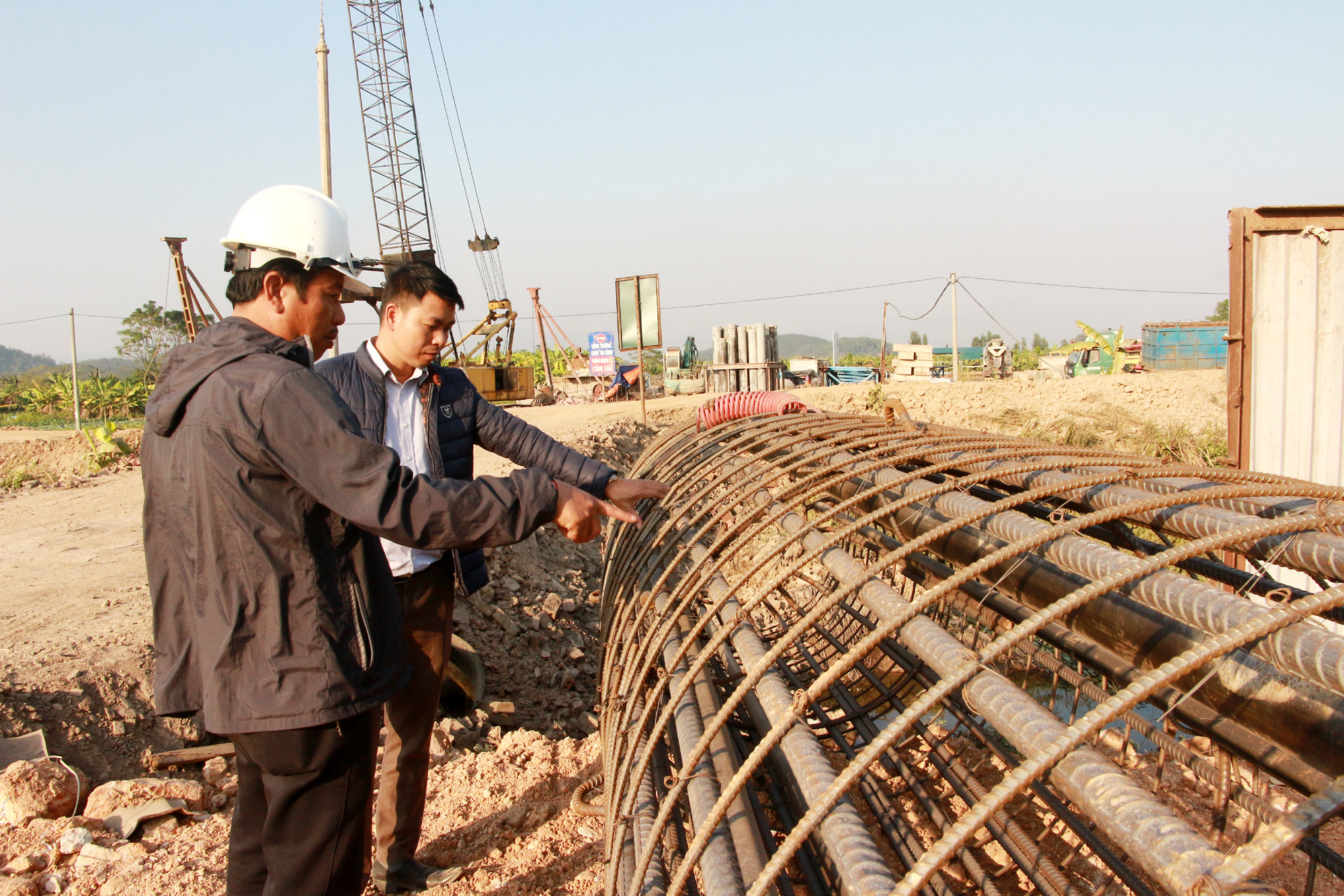 Ban Quản lý dự án đầu tư xây dựng TX Đông Triều kiểm tra, giám sát chất lượng vật liệu thi công cầu Triều. Ảnh: Mạnh Trường