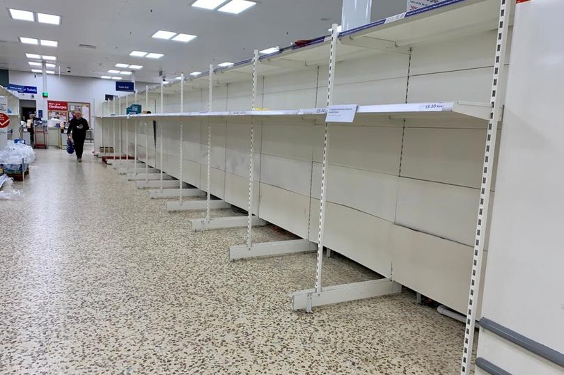 Kệ hàng trống trơn tại một cơ sở trong chuỗi siêu thị Tesco của Vương quốc Anh. Tính đến sáng 16/3, quốc gia này ghi nhận 1.372 ca mắc COVID-19 và 35 ca tử vong. Ảnh: GNP