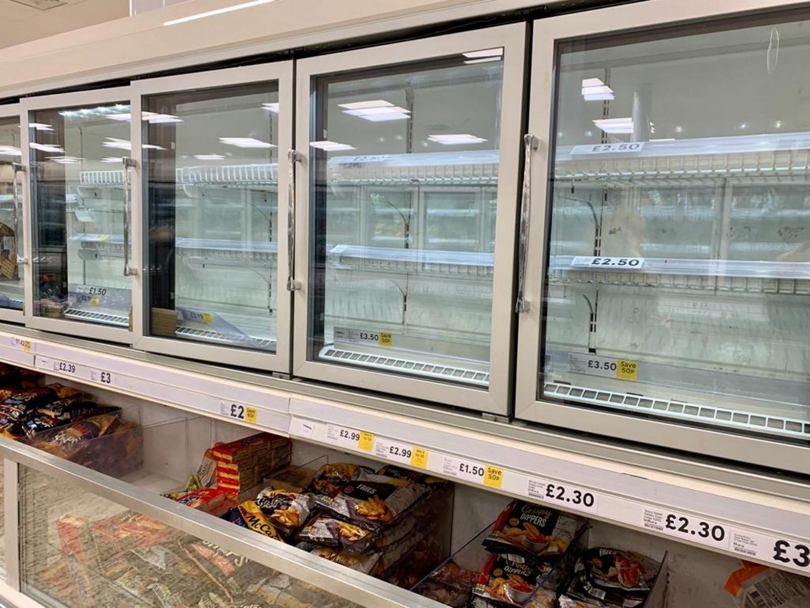 Đồ hộp, thực phẩm đông lạnh là hai trong số nhiều mặt hàng thiết yếu hết bay tại các siêu thị trong mùa dịch COVID-19. Ảnh: GNP