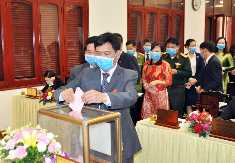 Các đại biểu HĐND TP Móng Cái bỏ phiếu bầu chức danh Phó Chủ tịch UBND thành phố đối với ông Nguyễn Văn Đô.