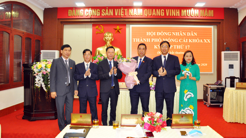 Lãnh đạo TP Móng Cái tặng hoa chúc mừng ông Nguyễn Văn Đô, Phó Chủ tịch UBND thành phố.