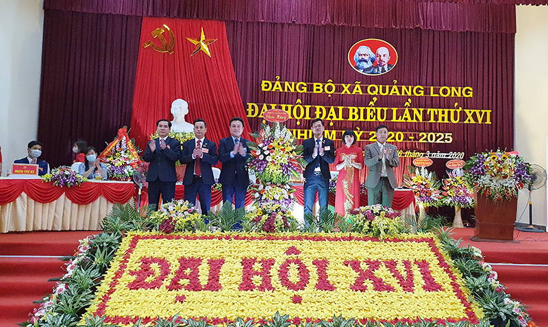 Đồng chí Nguyễn Đức Thành, Ủy viên Ban Thường vụ Tỉnh ủy, Chủ nhiệm Ủy ban Kiểm tra Tỉnh ủy tặng hoa chúc mừng Đại hội.