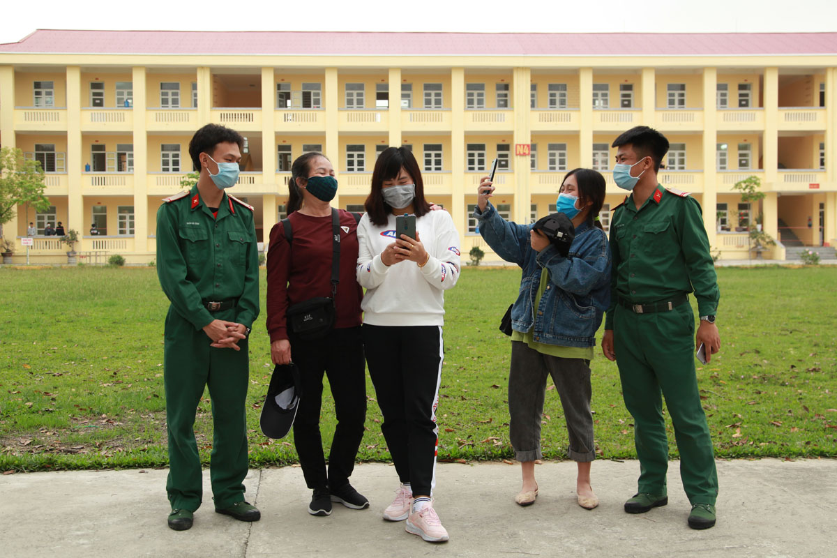 Những bức ảnh lưu niệm của cán bộ, chiến sĩ Bộ CHQS tỉnh vá các công dân hoàn thành thời gian cách ly tại Trường Quân sự tỉnh.