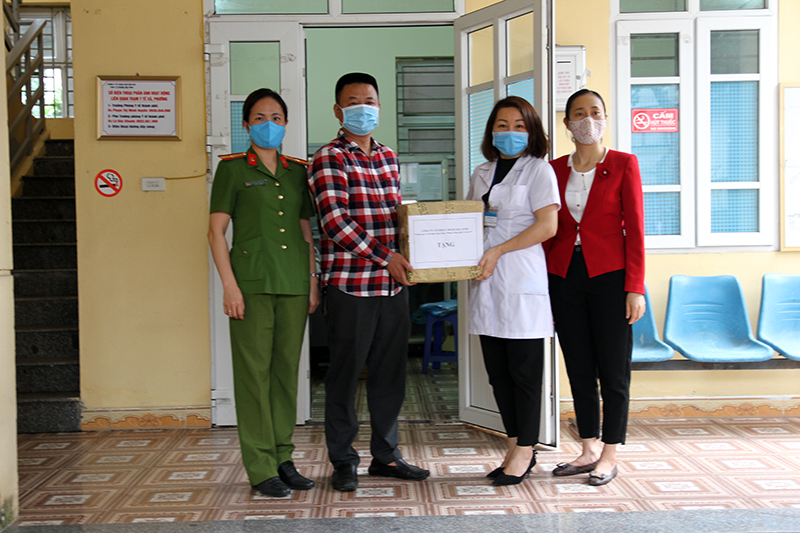 Lãnh đạo Công ty CP 198 Quảng Ninh trao tặng CloraminB cho trạm y tế phường Cẩm Thành.