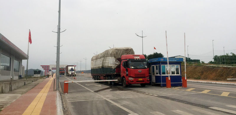 Nhập khẩu hàng hóa qua cầu Bắc Luân 2 (Ảnh chụp ngày 16/3)