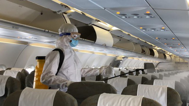 Khử khuẩn trên các chuyến bay có ca nghi nhiễm SARS-CoV-2 - Ảnh: nld
