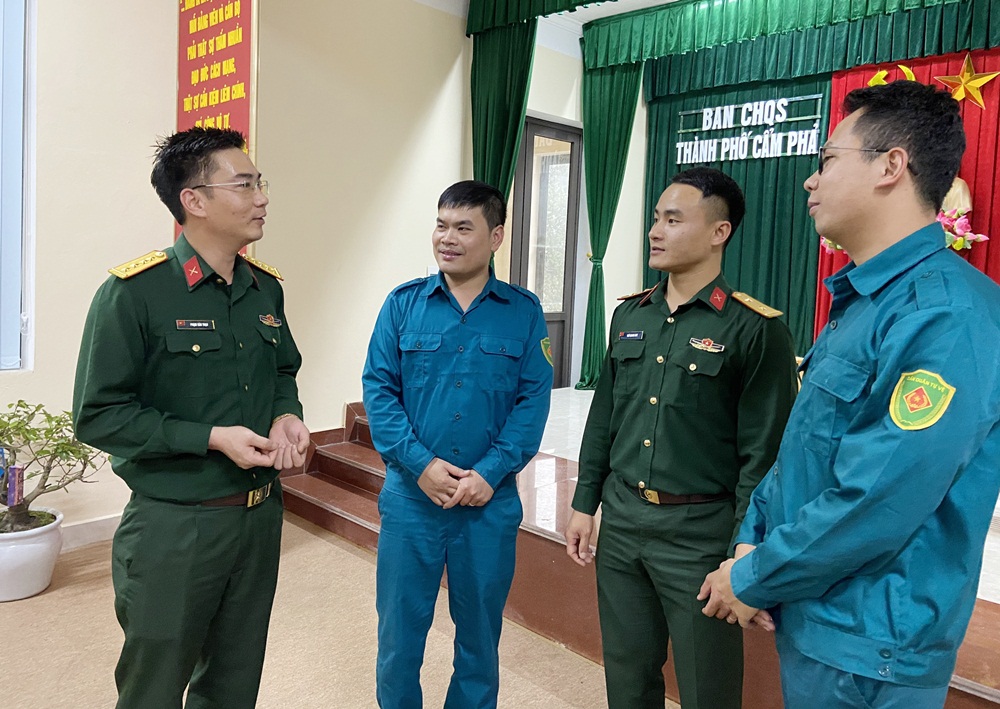 Anh Nguyễn Thanh Đinh (thứ 2, từ trái sang), Chỉ huy trưởng phường Cẩm Phú trò chuyện, chia sẻ kinh nghiệm với các đồng chí đồng nghiệp tại Ban CHQS TP Cẩm Phả. 