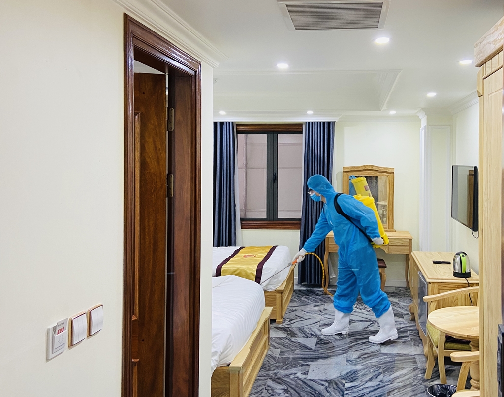 Việc khử khuẩn cho các khách tại khách sạn Thái Sơn được các lực lượng chức năng thực hiện theo đúng hướng dẫn của ngành Y tế.