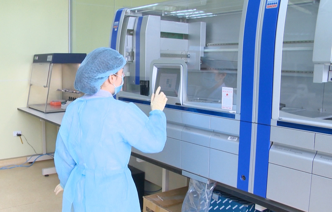 máy xét nghiệm Realtime- PCR tự động đã giúp Trung tâm Kiểm soát bệnh tật tỉnh là đơn vị tuyến tỉnh đầu tiên trong cả nước tự xét nghiệm được virus Corona. 