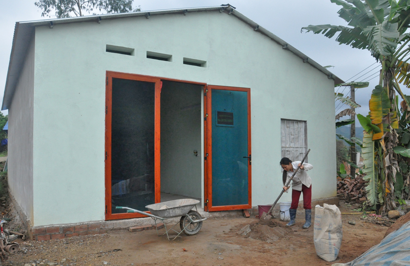 Bà Tằng Nhì Múi, thôn Tài Lý Sáy, xã Quảng Lâm (Đầm Hà) trộn vữa làm sân cho ngôi nhà mới xây do các đoàn thể hỗ trợ thực hiện chương trình xóa nhà tạm, dột nát.