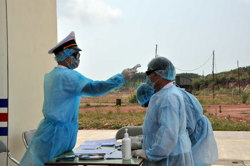 Các lực lượng chức năng trên địa bàn TP Móng Cái tăng cường kiểm tra, kiểm soát phòng chống dịch bệnh.