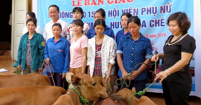 Hội LHPN tỉnh phối hợp với Hội LHPN huyện Ba Chẽ trao tặng bà giống cho hội viên nghèo xã Đạp Thanh
