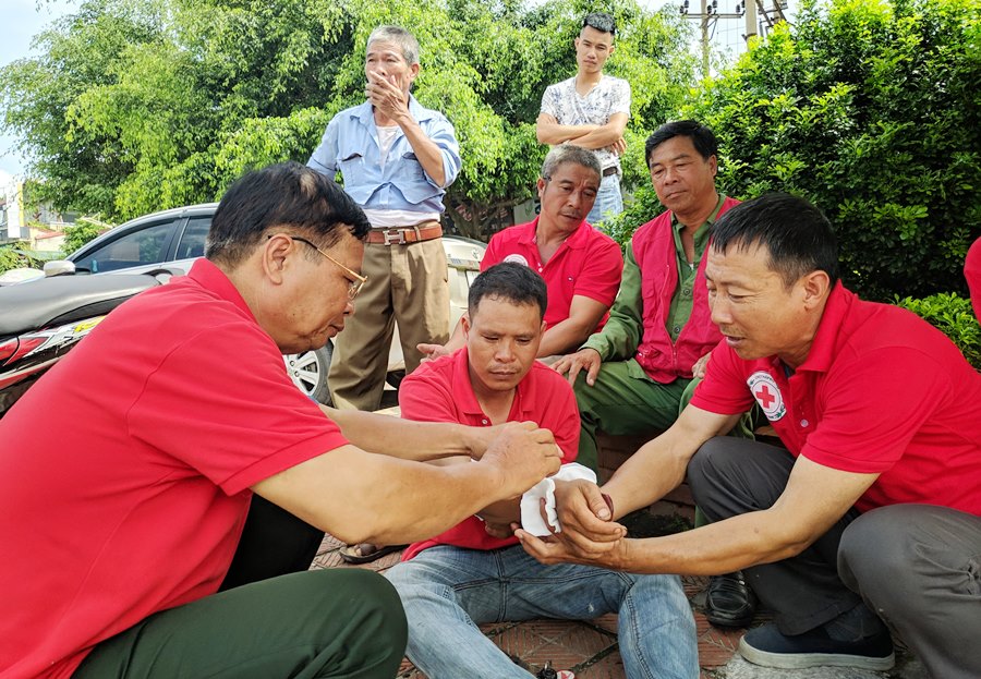 Đội TNV sơ cấp cứu ATGT phường Hoành Bồ (TP Hạ Long) thực hành sơ cứu cho nạn nhân bị TNGT.