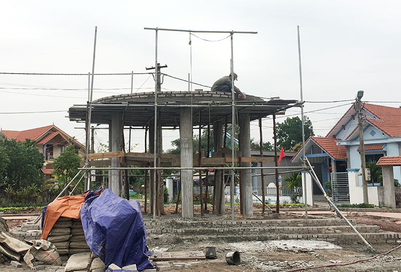 Vườn hoa trung tâm xã Cẩm Hải đang được khẩn trương xây dựng.