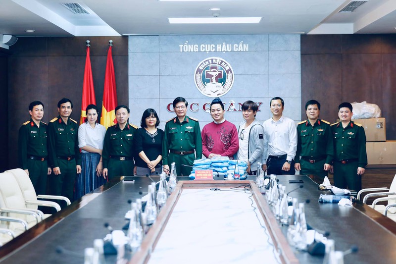 Ca sĩ Tùng Dương và ekip đã có mặt tại địa điểm thứ hai là Cục Quân Y để trao tặng 500 áo chống dịch, 400 khẩu trang cho các cán bộ chiến sĩ.