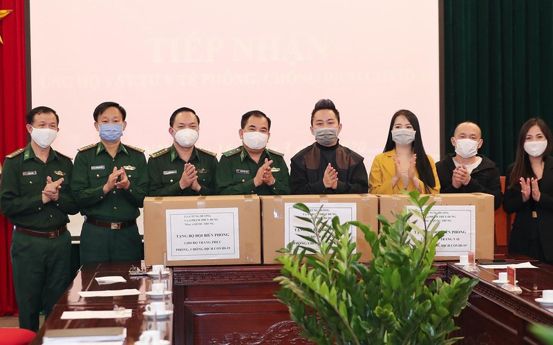 Ca sĩ Tùng Dương, Phạm Thuỳ Dung và nhạc sĩ Quốc Trung đã trao tặng 1000 áo bảo hộ và 2000 khẩu trang cho Bộ Tư lệnh Biên phòng miền Bắc.