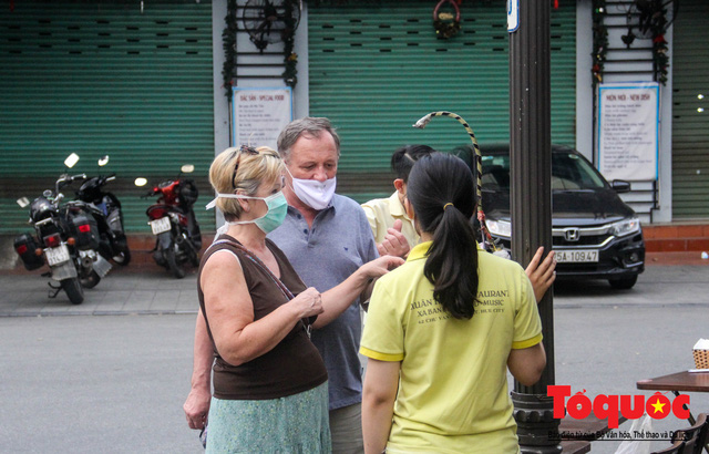 Theo đó, Thủ tướng Chính phủ Nguyễn Xuân Phúc yêu cầu thực hiện nghiêm việc đeo khẩu trang tại các nơi tập trung đông người như siêu thị, sân bay, nhà ga, bến xe, trên các phương tiện giao thông công cộng..
