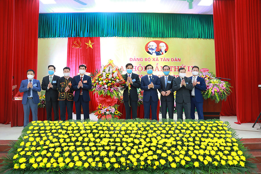 Lãnh đạo Thành ủy Hạ Long tặng hoa chúc mừng Đại hội