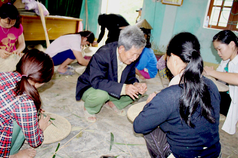 Lớp đào tạo nghề làm nón tại xã Đầm Hà (huyện Đầm Hà). Ảnh: Hữu Việt