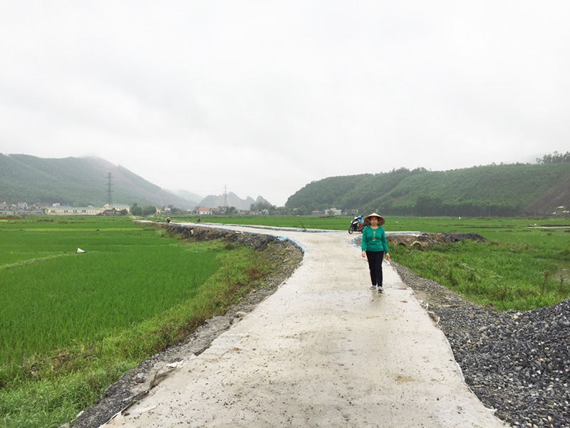 Tuyến đường nội đồng thôn 2, xã Dân Chủ, TP Hạ Long vừa được đầu tư hoàn thành cuối năm 2019 từ chương trình xây dựng nông thôn mới trên địa bàn.