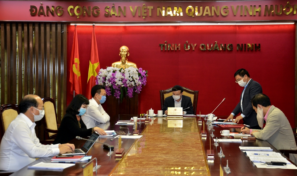 Đồng chí Nguyễn Văn Thắng, Phó Bí thư Tỉnh ủy, Chủ tịch UBND tỉnh chỉ đạo ý kiến tại cuộc họp.