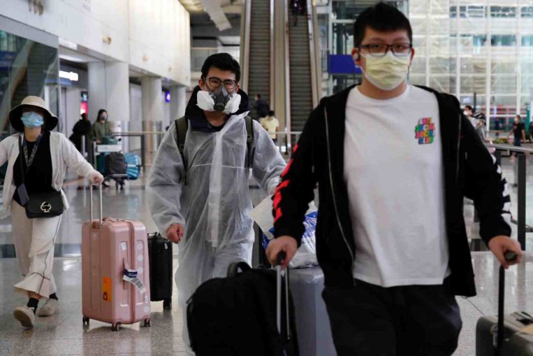 Sinh viên Hong Kong trở về nhà từ London hôm 17/3, trước khi đặc khu siết chặt quy định nhập cảnh. Ảnh: Reuters.