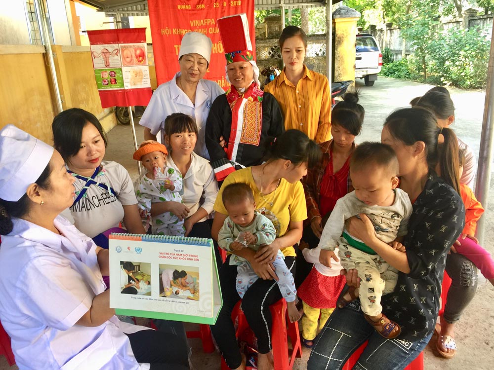 Hội KHHGĐ tỉnh tuyên truyền các kiến thức về nuôi con nhỏ cho phụ nữ xã Quảng Sơn, huyện Hải Hà.
