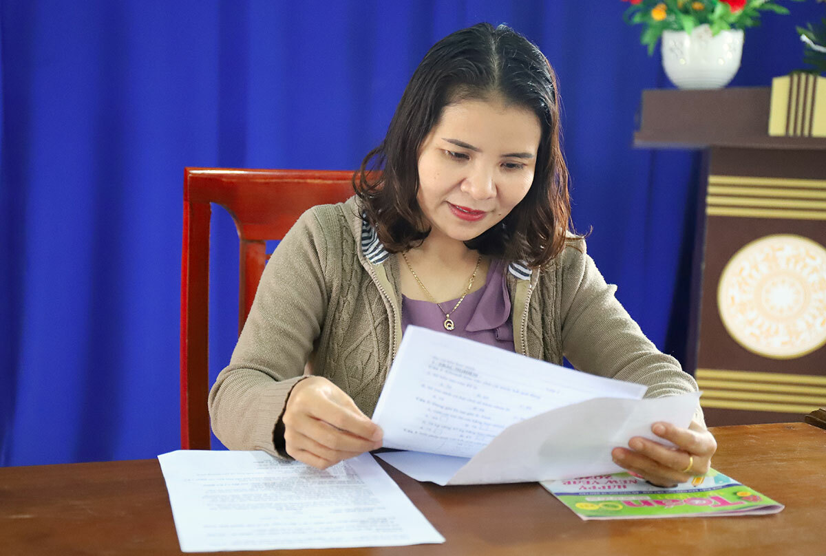 Cô Nguyễn Thị Thu Huyền kiểm tra lại các phiếu bài tập để trình lên Ban giám hiệu. Ảnh: Đức Hùng