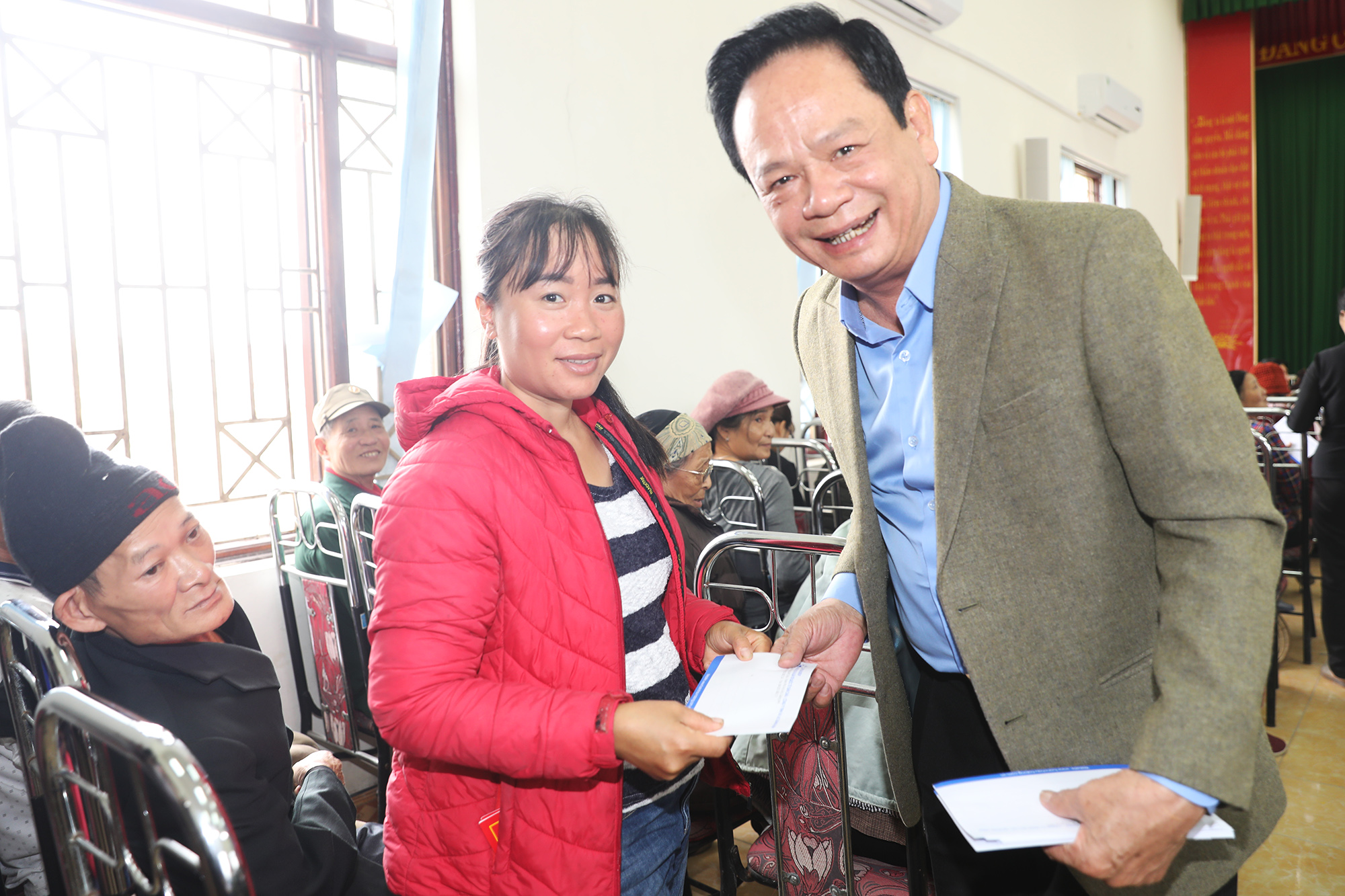 Doanh nhân Đào Hồng Tuyển, Chủ tịch Tập đoàn Tuần Châu, ông đã mua 3 triệu chiếc khẩu trang vải kháng khuẩn để phát miễn phí cho nhân dân Quảng Ninh. (Ảnh: Đỗ Phương)