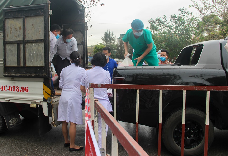 Trường Đoàn Thị Điểm Hạ Long đã trao tặng 1 tấn gạo (hơn 30 triệu đồng) cho Bệnh viện dã chiến số 2 (Ảnh: Thu Hoài)
