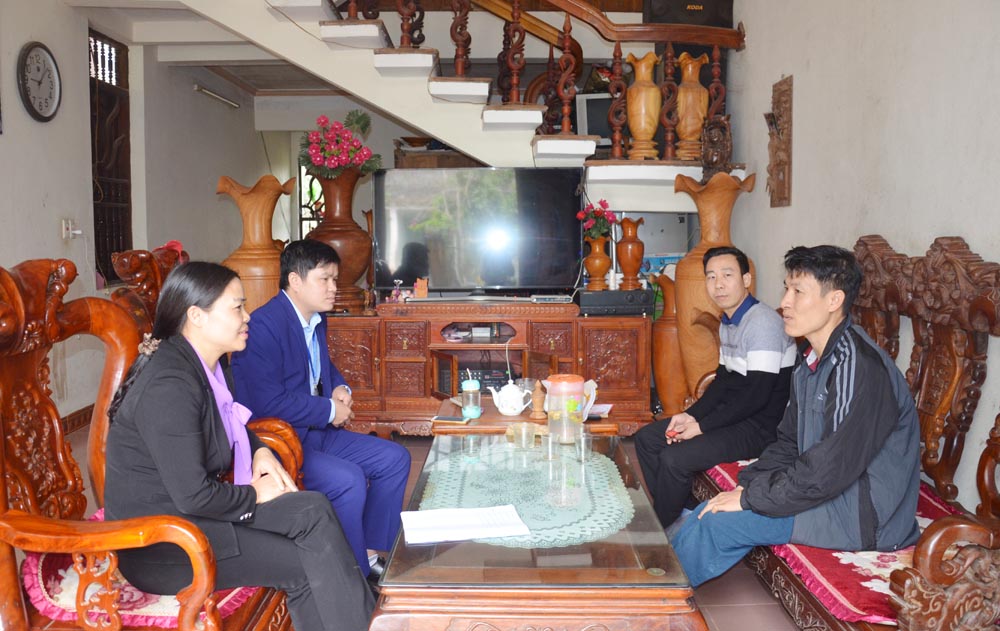 Bà Lan Thị Thu, Bí thư Đảng ủy, Chủ tịch UBND thị trấn Ba Chẽ (bên trái) nắm bắt tình hình sản xuất của hộ sản xuất kinh doanh hàng mộc dân dụng Nguyễn Quốc Toản (khu 7, thị trấn Ba Chẽ).