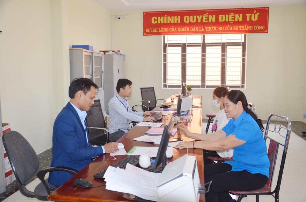  Cán bộ tại bộ phận một cửa, UBND thị trấn Ba Chẽ giải quyết thủ tục hành chính cho người dân. 