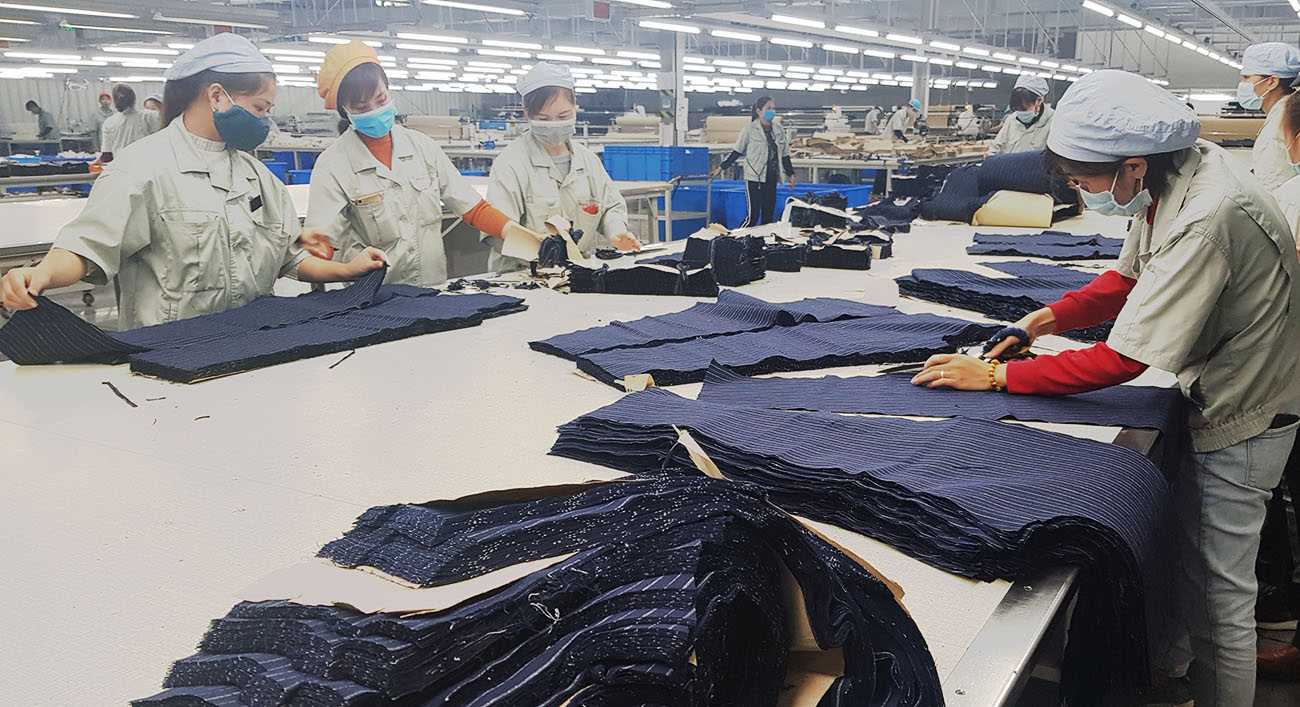 Sản xuất tại Công ty TNHH May mặc Hoa Lợi Đạt Việt Nam (KCN Cảng biển Hải Hà). Ảnh: Hữu Việt 