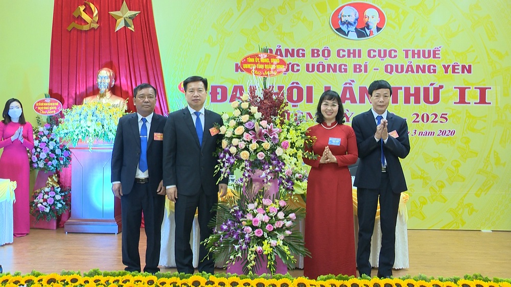 Thay mặt lãnh đạo Tỉnh, đồng chí Trịnh Thị Minh Thanh, Ủy viên BTV Tỉnh ủy, Phó Chủ tịch Thường trực HĐND tặng hoa đại hội.