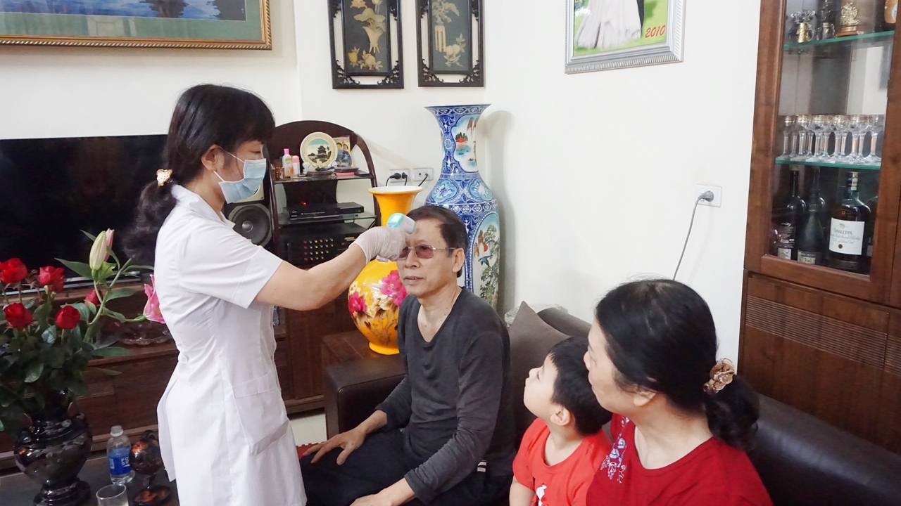 Cán bộ y tế TP Hạ Long khám sàng lọc y tế cho người dân.
