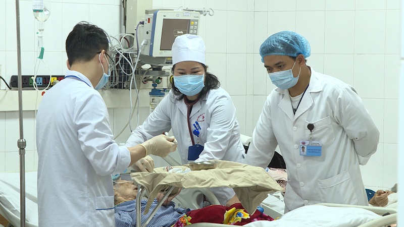 Bác sỹ Nguyễn Thị Thoa điều trị cho bệnh nhân suy tim tại Bệnh viện Đa khoa Quảng Ninh.