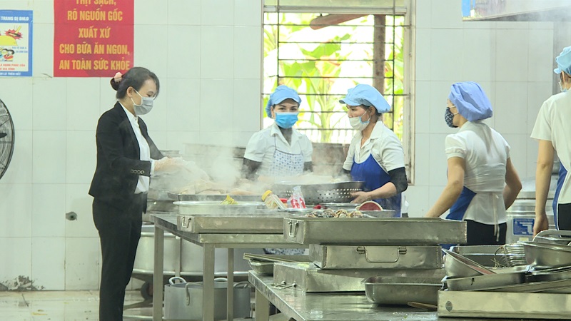 Nữ quản đốc Nguyễn Thị Trần Hải (áo đen) chỉ đạo nhân viên phân xưởng chuẩn bị bữa ăn ca cho công nhân.