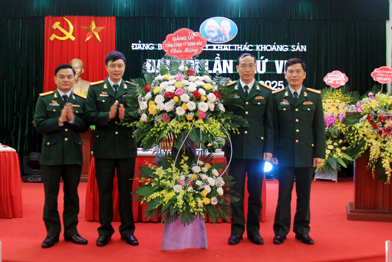 Đại tá Đặng Văn Dũng, Bí thư Đảng uỷ, Chủ tịch Tổng Công ty Đông Bắc tặng hoa chúc mừng Đại hội