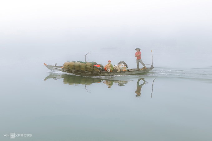 Một ghe chở ngư cụ trên mặt sông Thu Bồn.