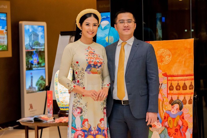 Hoa hậu Ngọc Hân và bạn trai hoãn cưới.