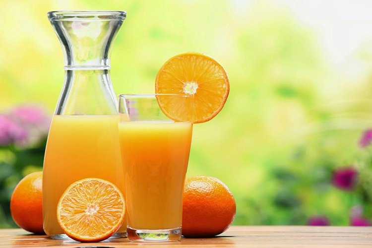 Nước ép cam tươi nhiều vitamin C giúp tăng đề kháng, phòng nhiều bệnh. Ảnh: Rawfoodsolution.