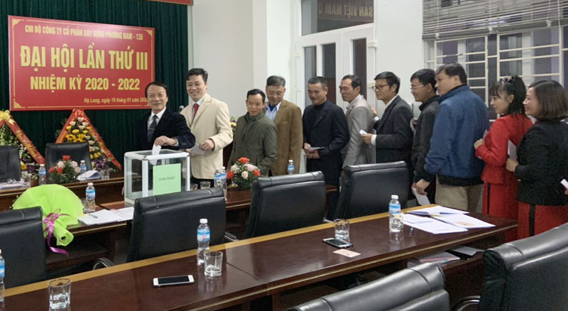 Chi bộ Công ty CP Xây dựng Phương Đông (TP Uông Bí) tiến hành bầu Bí thư Chi bộ tại Đại hộ. Ảnh do Đảng ủy Khối DNNKVNN TP Uông Bí cung cấp