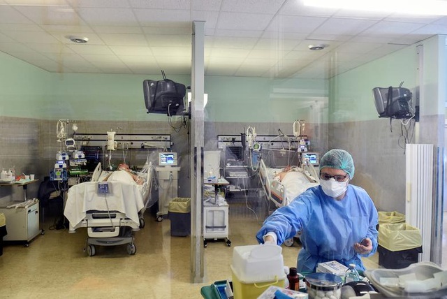 Nhân viên y tế trong khu hồi sức tích cực ở bệnh viện Oglio Po, Cremona, Italia hôm 19/3 (Ảnh: Reuters)