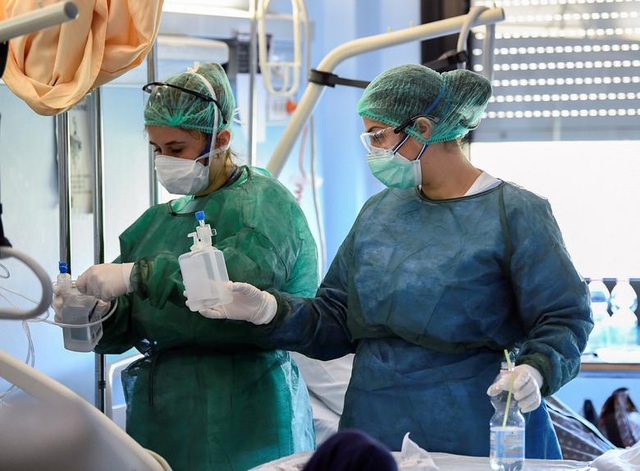 Nhân viên y tế Italia chăm sóc bệnh nhân (Ảnh: Reuters)
