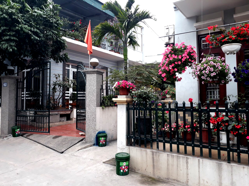 Thùng rác được trang trí trước cổng các gia đình ở phường Cẩm Sơn (Cẩm Phả).