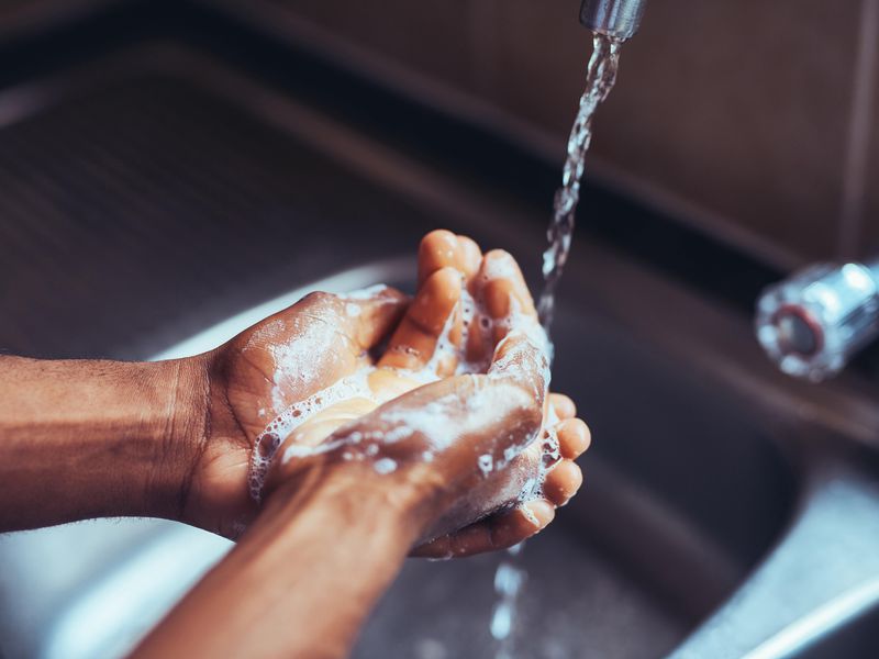 Rửa tay không chỉ gạt mầm bệnh khỏi da mà còn hủy diệt luôn cả chúng, bao gồm cả virus gây bệnh COVID-19.