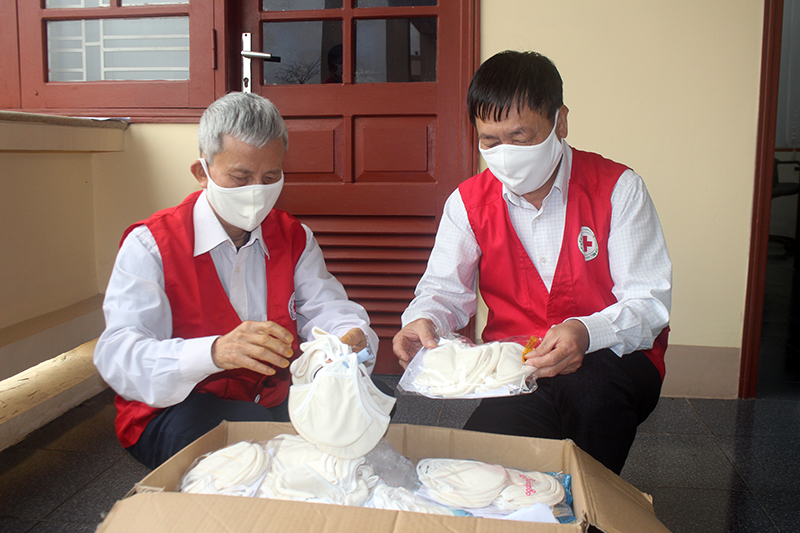 Hội viên Hội Chữ thập đỏ TX Quảng Yên chuẩn bị khẩu trang vải để cấp phát miễn phí cho người dân. Ảnh: Thùy Dương (Trung tâm TT-VH Quảng Yên).