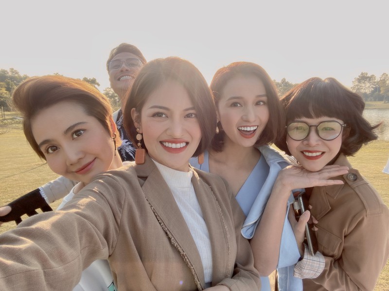 Thuỳ Anh thân thiết bên dàn diễn viên "Tình yêu và tham vọng".