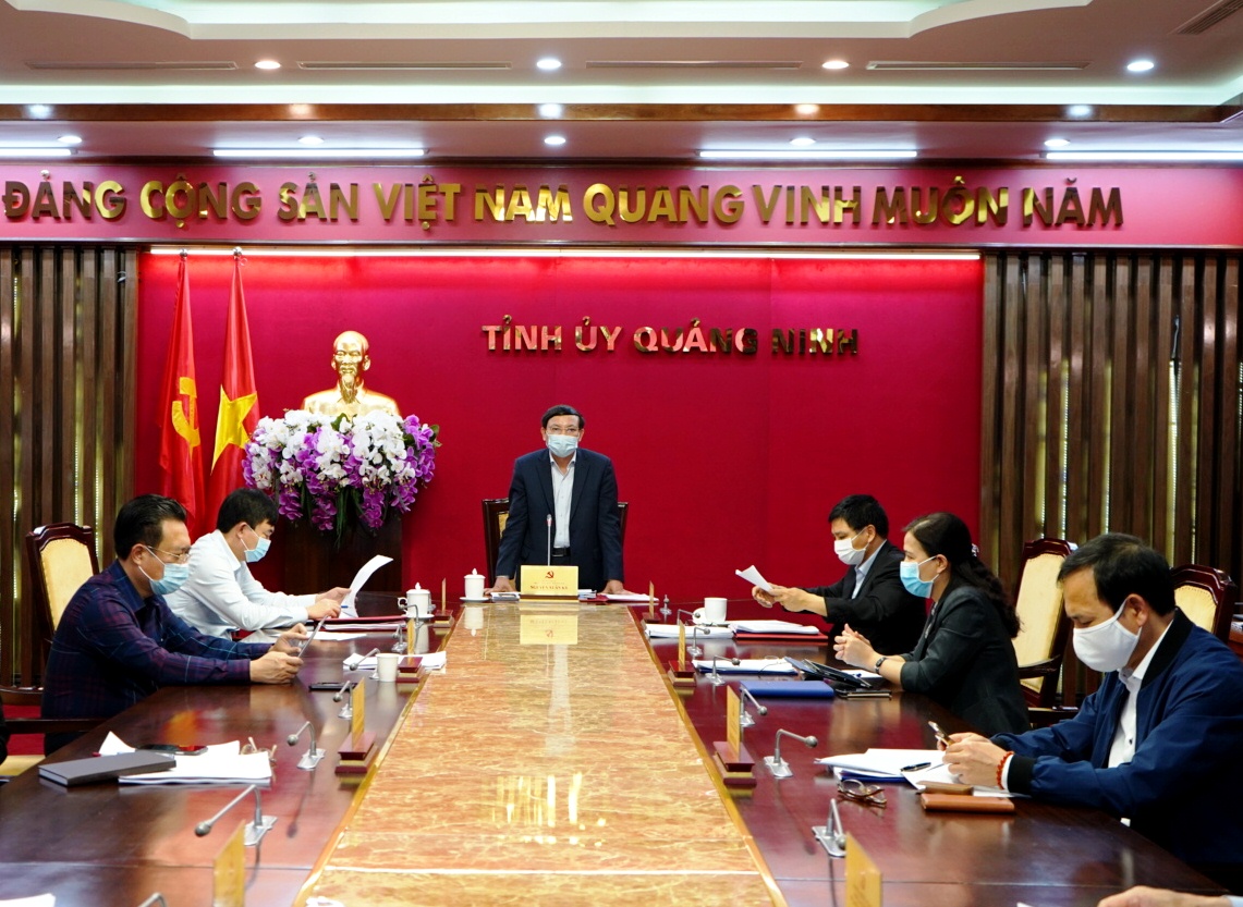 Bí thư Tỉnh ủy Nguyễn Xuân Ký chỉ đạo tại cuộc họp.